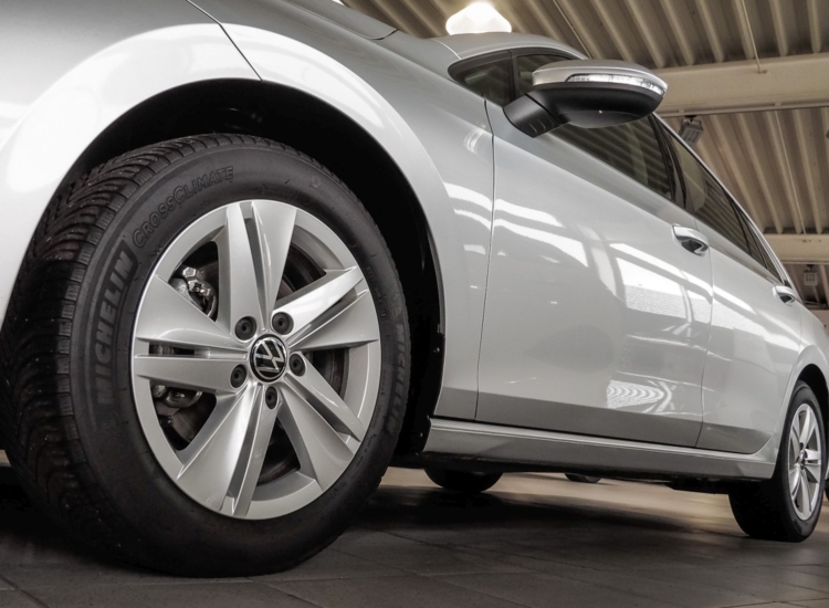 Golf VIII Variant Business 1.5 eTSI DSG!Discover Pro, Alu auf Allwetter, Sportsitze uvm Navi